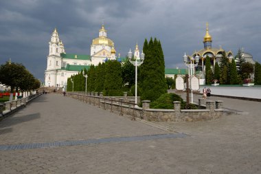 Kutsal yatakhanenin altın kubbesi Pochayiv Lavra