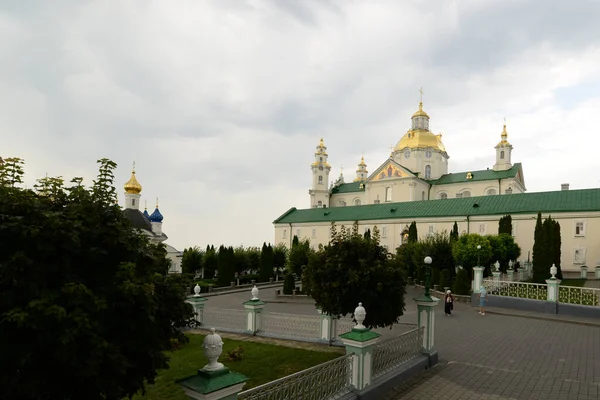 圣多明我会的金色穹顶Pochayiv Lavra — 图库照片