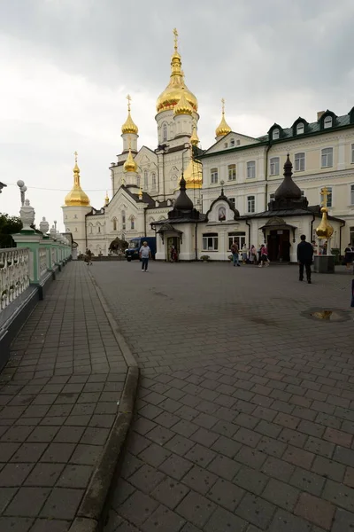 Kutsal yatakhanenin altın kubbesi Pochayiv Lavra