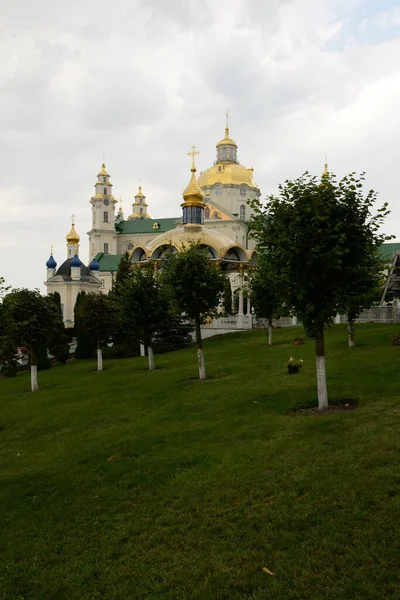 圣多明我会的金色穹顶Pochayiv Lavra — 图库照片