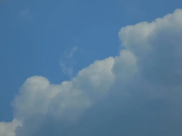 蓝天上的白云和黑云 — 图库照片