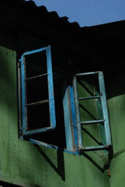 Eski harabe bir evin penceresi