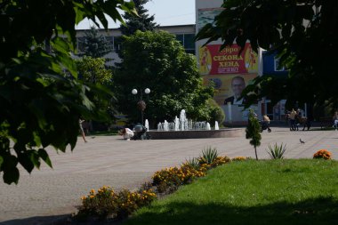 Küçük bir kasabanın merkez meydanı. 