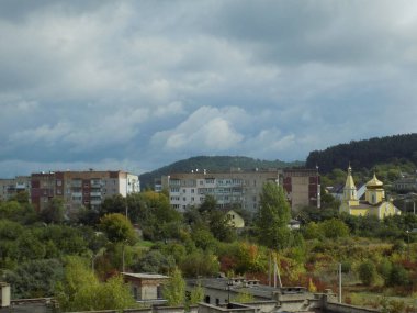 Pencereden şehre olan manzara.                                               