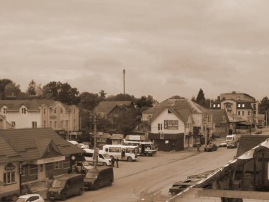 Şehir merkezindeki otobüs durağının yanındaki caddede.