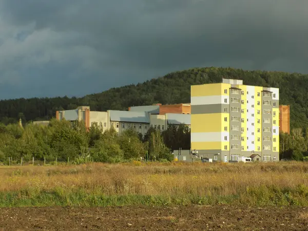 Pencereden şehre olan manzara.                                                         