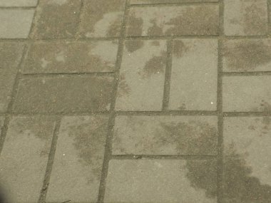 Taş döşeme kaldırımları, sokakları ve binalara yaklaşımları örtmek için modern bir malzemedir.          