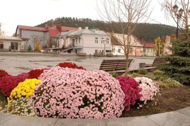 Eski kasabanın küçük bir caddesi. Eski şehrin tarihi kısmı. Eski kasabanın tarihi merkezi. Eski, yerleşim yeri, köy evi. Eski kasabanın kenar mahalleleri.