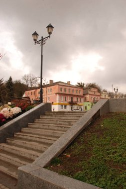 Eski kasabanın küçük bir caddesi. Eski şehrin tarihi kısmı. Eski kasabanın tarihi merkezi. Eski, yerleşim yeri, köy evi. Eski kasabanın kenar mahalleleri.