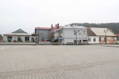 Eski kasabanın küçük bir caddesi. Eski şehrin tarihi kısmı. Eski kasabanın tarihi merkezi. Eski, yerleşim yeri, köy evi. Eski kasabanın kenar mahalleleri.