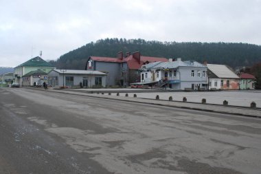Eski kasabanın küçük bir caddesi. Eski şehrin tarihi kısmı. Eski kasabanın tarihi merkezi. Eski, yerleşim yeri, köy evi. Eski kasabanın kenar mahalleleri.