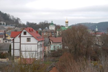 Eski şehrin tarihi kısmı. Eski şehrin üzerindeki sis. Eski şehrin tarihi kısmı. St. Nicholas Katedrali (Fransisken Manastırı). Eski büyük kilise.