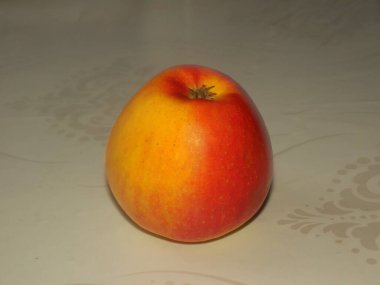 Büyük kırmızı bir elma olgunlaştı.