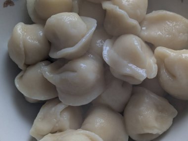 Pelmeni (Udm. pelnian, translit. pela, Komi-Perm. ve Komi pelnian), zamir. kulaklar