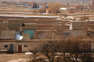 Ukrayna köyündeki ahşap ev. Ormanın kıyısındaki köy. Eski harap ev