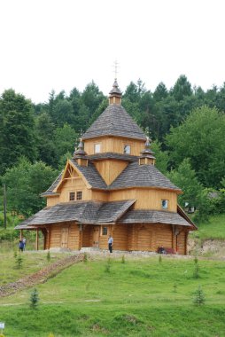 Eski ahşap kilise yakınındaki ormana