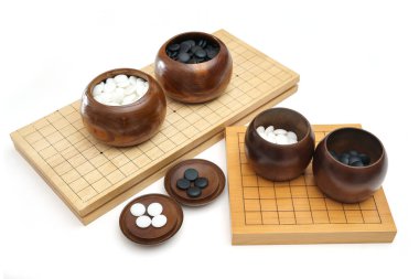 Goban, Baduk, Weiqi veya Maklom - Geleneksel Asya stratejisi oyunu. Çin masa oyununun siyah beyaz taşı