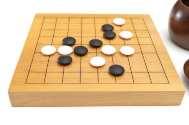 Goban, Baduk, Weiqi veya Maklom - Geleneksel Asya stratejisi oyunu. Çin masa oyununun siyah beyaz taşı