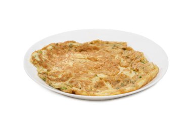 Beyaz arka planda Tayland usulü omlet - kolay pişirme - Tayland popüler yerel yemekleri
