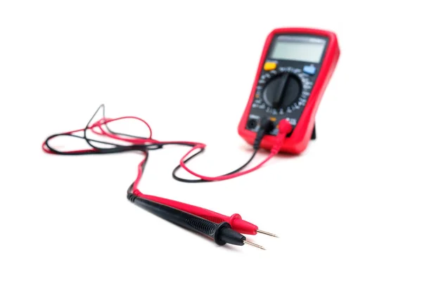 带白色背景探头的红色数字万用表 万用表是测量电压 电阻的电子仪器 — 图库照片