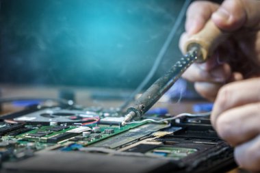 Elektronik imalat hizmetleri, Devre Kurulunun Elle Yapılandırılması, zehirli dumanlı lehimleme - fabrika işçisi sağlık konsepti