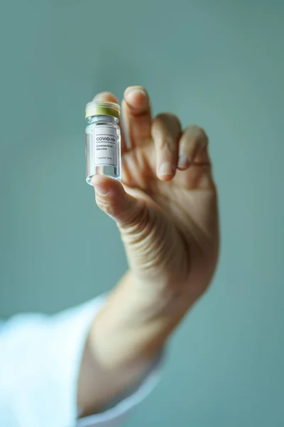 Gesundheitskur Konzept Mit Arzt Der Hand Der Coronavirus Impfstoff Hält lizenzfreie Stockbilder
