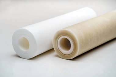 Su filtresi mermisi temiz yeni filtrelerle karşılaştırıldığında kullanılır. Yeni su filtresi kartuşunu birkaç ay kullandıktan sonra değiştir Yeni filtre kartuşuyla karşılaştır