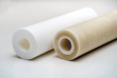 Su filtresi mermisi temiz yeni filtrelerle karşılaştırıldığında kullanılır. Yeni su filtresi kartuşunu birkaç ay kullandıktan sonra değiştir Yeni filtre kartuşuyla karşılaştır