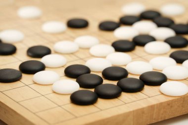 Goban, Baduk, Weiqi veya Maklom - Geleneksel Asya stratejisi oyunu. Çin masa oyununun siyah beyaz taşı