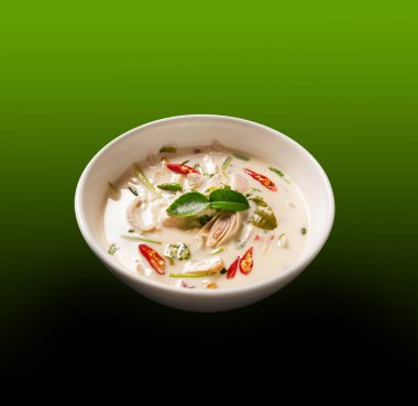 Tayland tavukları yeşil köri. Tayland geleneği, tavuklu yeşil köri çorbası ve hindistan cevizi sütü. Yeşil arka planda yeşil köri