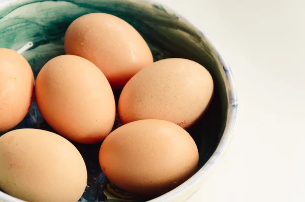 Verse eieren op een keukentafel — Stockfoto