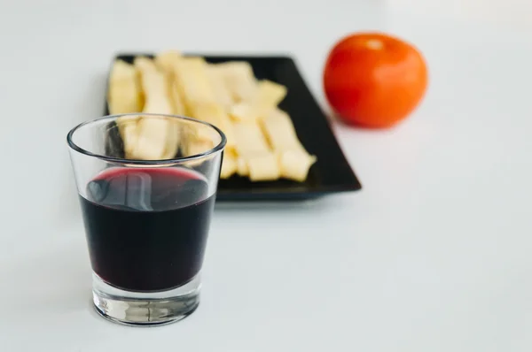 Verse pasta, rode wijn en tomaat op witte achtergrond — Stockfoto