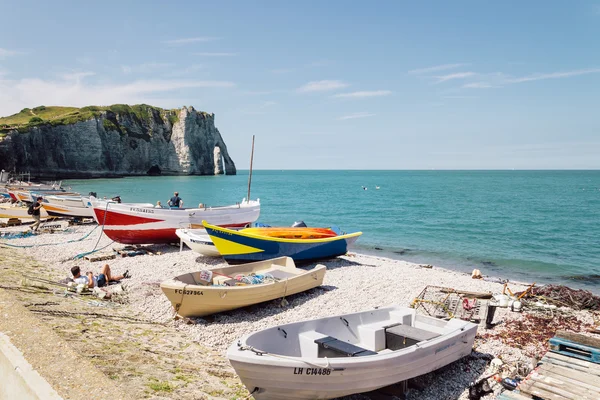 Etretat kayalıklarla plaj tekne