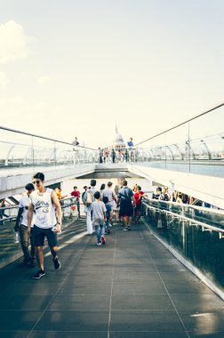Millenium Bridge insanlar