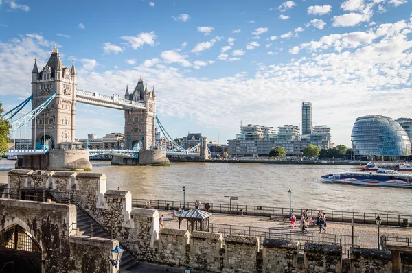 Лондонський міський пейзаж з вежею — стокове фото