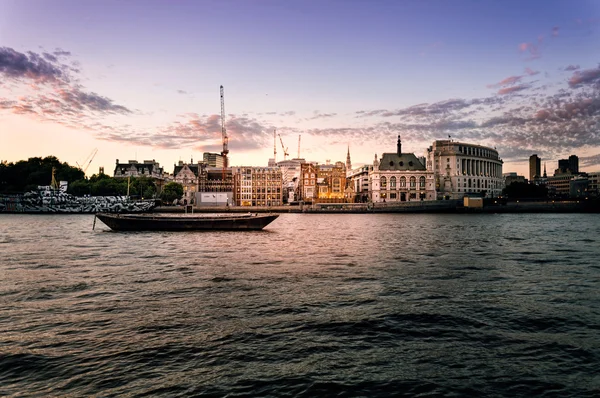 Nábřeží Londýn při západu slunce — Stock fotografie