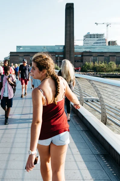 Människor på Millenium Bridge — Stockfoto