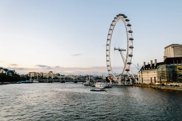 伦敦眼和城市景观从威斯敏斯特桥 — 图库照片