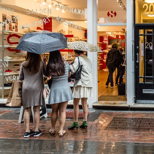 Tři ženy v módní obchod v Londýně — Stock fotografie