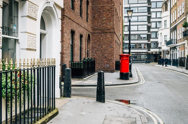 Boîte aux lettres rouge dans une rue de Londres — Photo