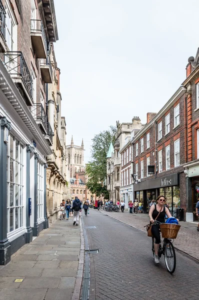 Jeune femme cycliste à Cambridge — Photo