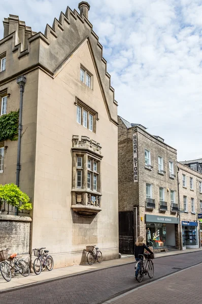 Jeune femme cycliste à Cambridge — Photo