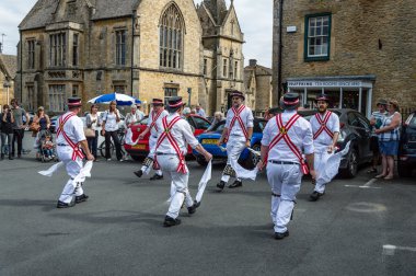 Tradictional halk dansçılar
