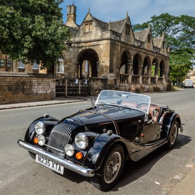 Geleneksel bir köyde eski spor araba