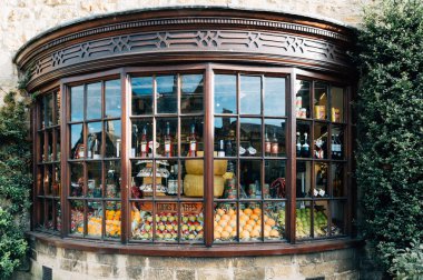 Yerel ürünlerle Bow pencere dükkanı