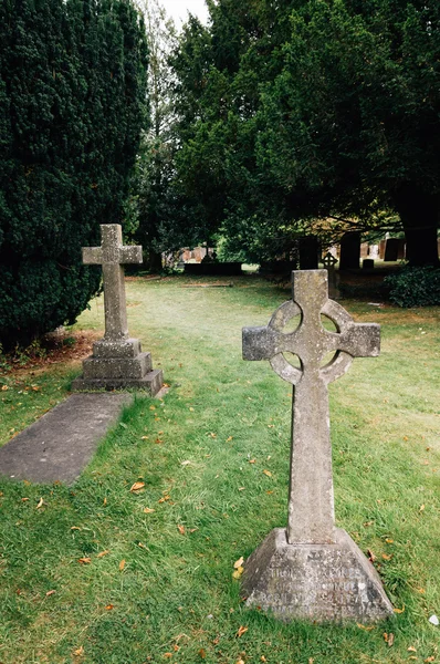 Pietre tombali nel cimitero — Foto Stock