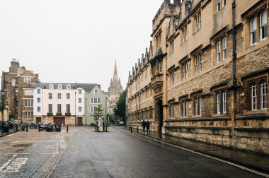 Oxford Caddesi yağmurlu bir gün