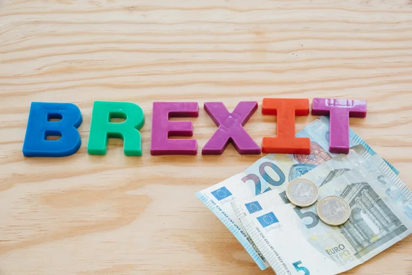 Texte du Brexit et argent en euros sur fond bois — Photo