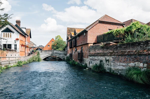 Rivière et pont dans la ville de Winchester — Photo