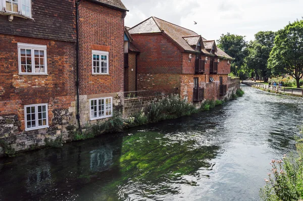Rivière dans la ville de Winchester — Photo